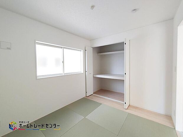 【リビング以外の居室】☆１号棟☆リビング隣接の和室。普段は開放スペース、お子様の遊び場、お客様がいらしたとき、ご両親様がお泊りに来た時など、色々と使い道がございます。