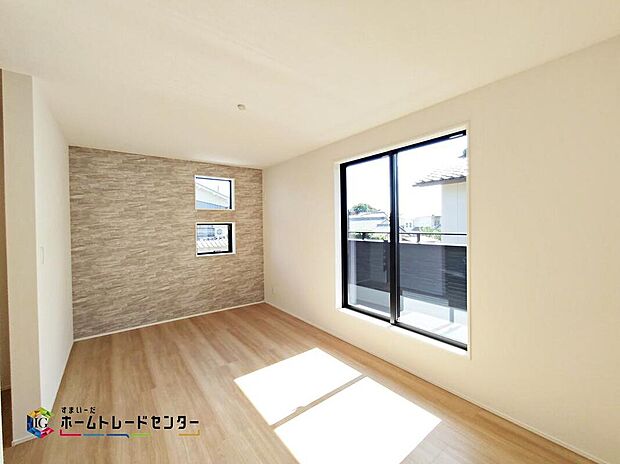 【リビング以外の居室】2面採光です。光を取り入れやすのはもちろんですが、建物全体の窓の数も増えておりますので、換気性能に優れた物件です。窓を開ければ家中を気持ちの良い風が通り抜けます。