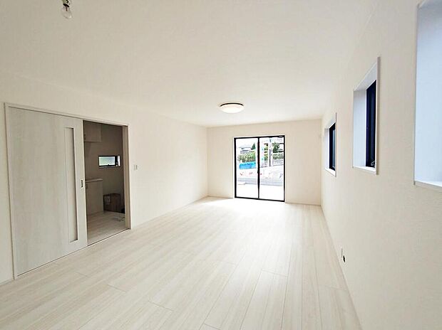 【リビング】広々としたリビングは南側に設けた掃き出し窓からたくさんの陽光を取り入れてくれます。家族が集まる空間ですからやはり明るさと、暖かさは大切です。広さがありますので家具の配置に悩まなくて済むのも良いです。