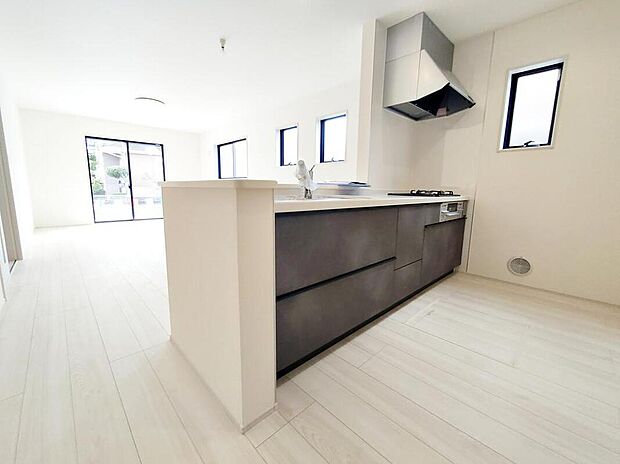 【キッチン】キッチンからリビングへの視界、動線です。対面キッチンですので、常にご家族が視界に入るのはもちろん、動線を広めにとっておりますので、お料理やお皿を持ちながらすれ違っても大丈夫です