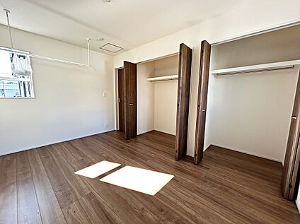 北西側6.75帖洋室