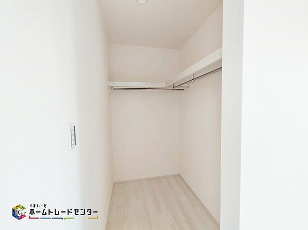 【【ウォークインクローゼット】】お子様との思い出もたっぷりしまえるウォークインクローゼット。衣類だけでなく、鞄などの小物からスーツケースやレジャー用品などの大きな物までたっぷり収納出来ます。