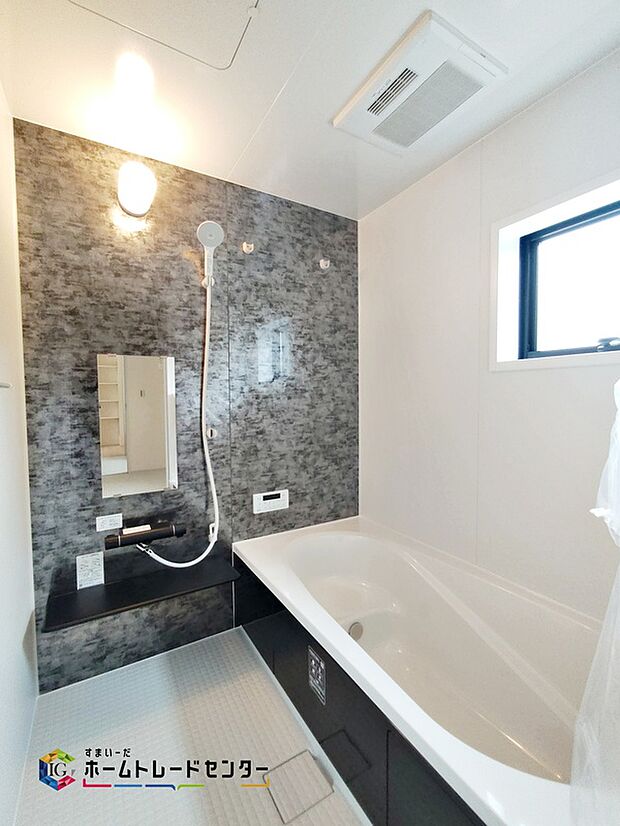 【【1坪タイプバスルーム】】足を伸ばして毎日の疲れを癒せる広々1坪タイプです。半身浴もでき、ゆっくりと寛げます。お子様と一緒でも快適に入浴が出来ますね。