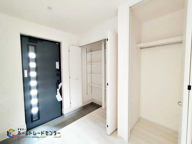 【リビング】大きな窓からたっぷりと太陽光が差し込む１８帖のリビングです。