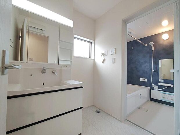 【洗面台・洗面所】☆5号棟☆洗面台が幅90cmのワイドタイプになっております。