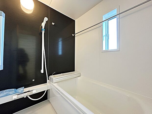 【【1坪タイプバスルーム】】足を伸ばして毎日の疲れを癒せる広々1坪タイプです。半身浴もでき、ゆっくりと寛げます。お子様と一緒でも快適に入浴が出来ますね。

