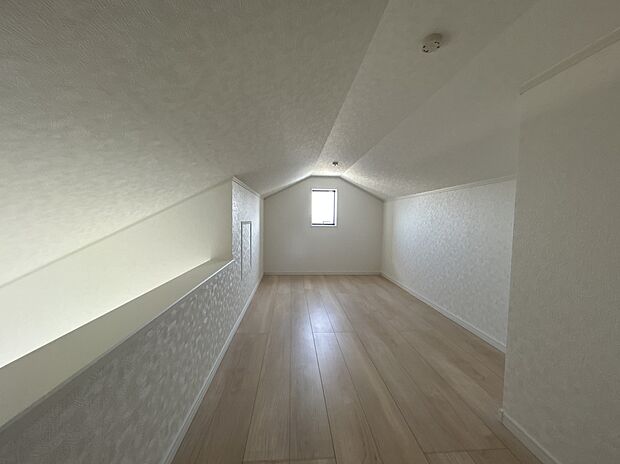 【【小屋裏収納】】ストーブやクリスマスツリー、ひな人形などの季節もの、スキーや釣り道具、テントなどのレジャー用品もたっぷり収納できます！

