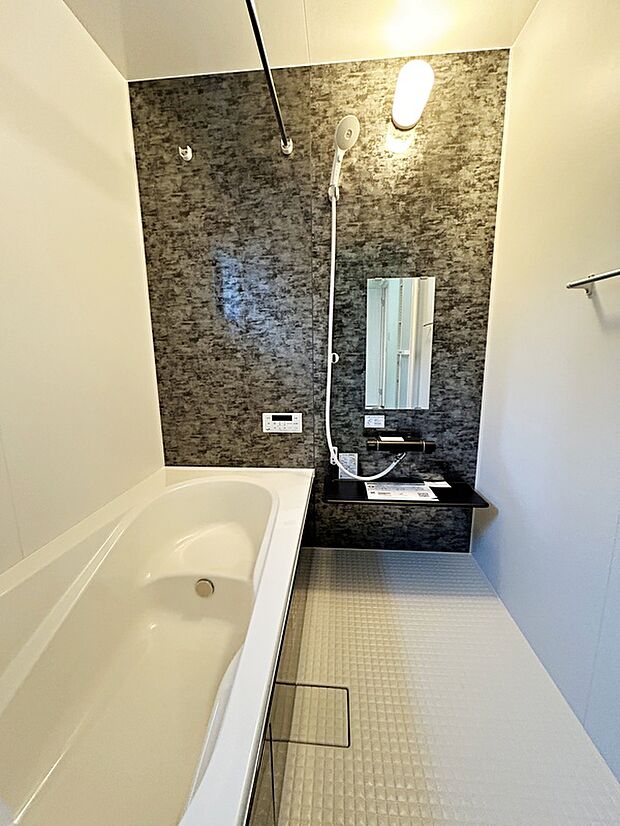 【【1坪タイプバスルーム】】足を伸ばして毎日の疲れを癒せる広々1坪タイプです。半身浴もでき、ゆっくりと寛げます。お子様と一緒でも快適に入浴が出来ますね。
