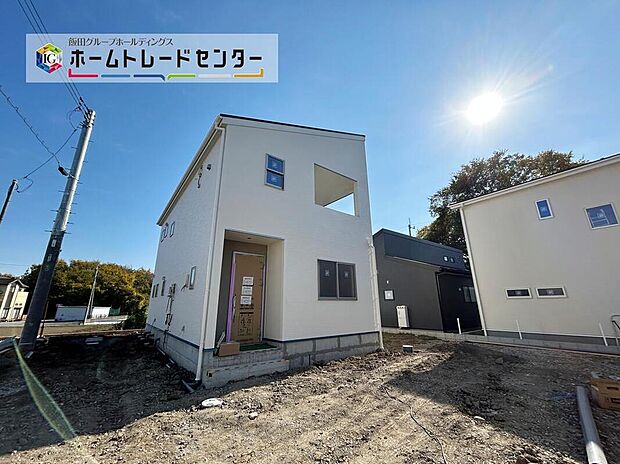 【前面道路含む現地写真】４号棟
写真だけでは伝わらない、この場所ならではの明るさや、心地よい空気感を、ぜひ現地でご体感いただきたいと存じます。まずはご予約の上、お気軽にお越しくださいませ。