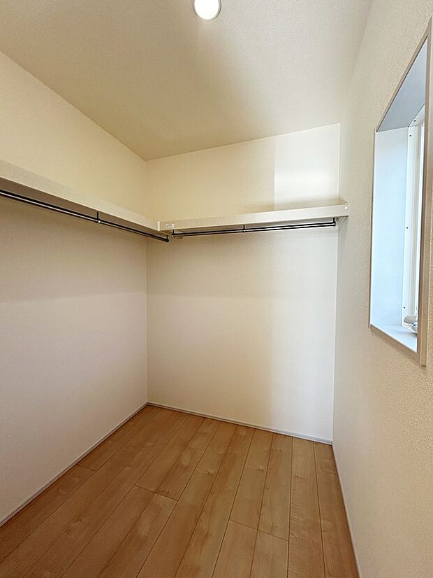 【収納】７号棟　8帖寝室の右手ウォークインクローゼットです。
