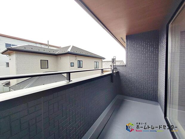 【バルコニー】☆1号棟☆布団や洗濯物を干すときに大事な陽当たりが充分に確保できるバルコニーです。外の風に直接ふれることのできる空間でもあるため、ゆったりとしたスペースを確保しています。