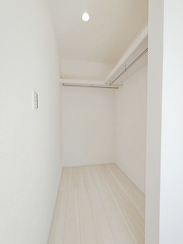 【【ウォークインクローゼット】】お子様との思い出もたっぷりしまえるウォークインクローゼット。衣類だけでなく、鞄などの小物からスーツケースやレジャー用品などの大きな物までたっぷり収納出来ます。
