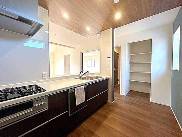 【キッチン】対面式システムキッチンです（パントリー）