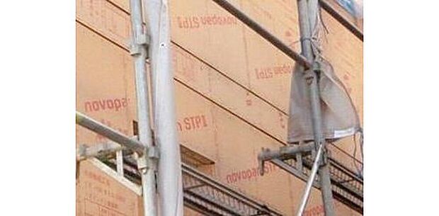 【地震や台風などの水平力に耐える「耐力壁」】構造用面材には国土交通大臣認定パーチクルボード9ｍｍ厚（大臣認定仕様 FRM-0177）を使用。一般的には2.5倍の壁倍率も、2.9倍に設定しています。