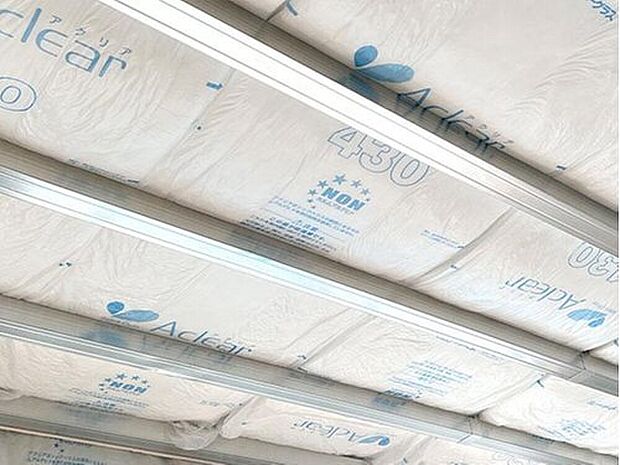 【夏涼しく、冬暖かい「断熱材」】断熱等級は等級“5”を全棟で取得。部屋によっての温度差、床と天井部の温度差が小さくなるため、家の中のどこでも快適に過ごせます。さらに、断熱性能を上げることで外気の影響を受けにくくなるため、空調効率が高まり冷暖房費を抑えます。