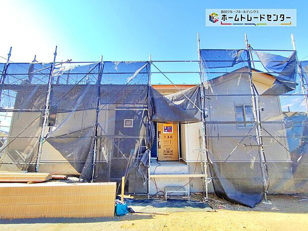 【現地外観写真】開放感溢れる81坪の敷地の平屋のお住まいをご紹介。リビングを中心に水回りや居室が位置しており、生活導線が快適なお住まいです。また、豊富な収納が暮らしの空間を美しく保ちやすくしてくれます。