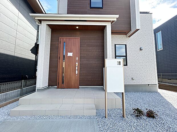 【現地外観写真】周辺は静かで落ち着いた雰囲気の住宅街です。交通量も少なく、穏やかで快適にお過ごし頂けそうです。
当日のご見学予約も承ります。現地をご覧いただきながら、住まいの夢をお聞かせください。