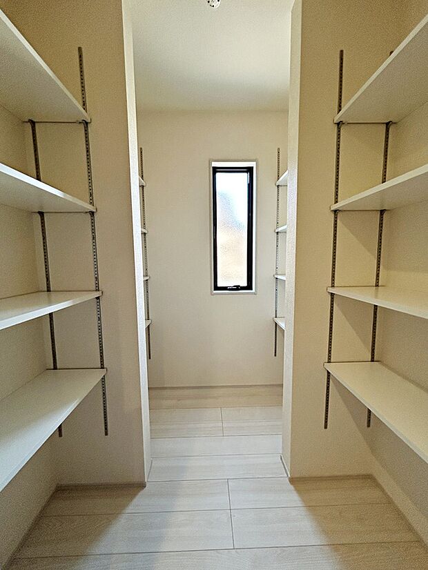 【【パントリー】】ミネラルウォーターや調味料など、まとめ買いしても置き場所の心配がいりません。育ちざかりのお子様を持つママにとっても嬉しいスペースです。