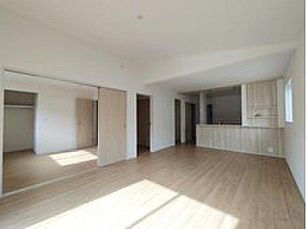 【リビング】３号棟☆リビングから見たキッチン