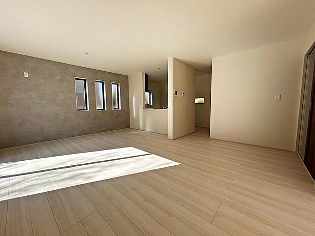 【リビング】家族が集うLDKは、広々とした開放感と心地よい光が差し込む空間。家具のレイアウトも自由に楽しめる、住まいの中心です。