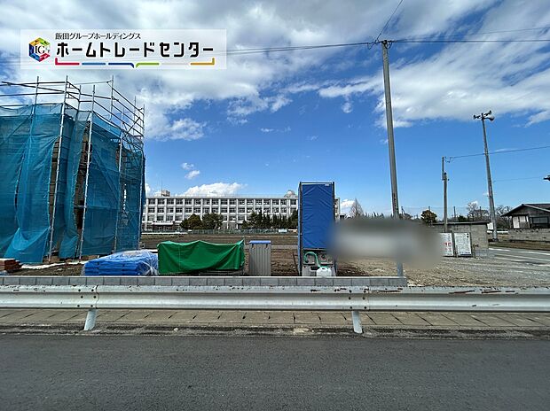 【前面道路含む現地写真】ご予約をいただければ、もちろん平日や夜間でもご案内は可能です。お仕事の形態が多様化しておりますので、決まったお時間では中々身動きが取れないお客様も多いかと思います。