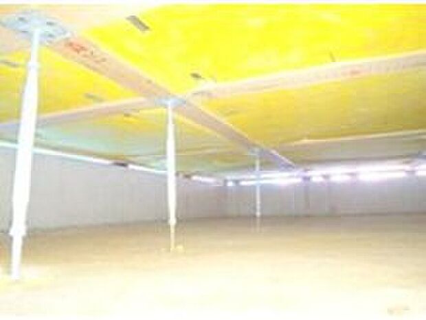 【【鋼製床束】】建物の床を支える「床束」と呼ばれる支持材に、サビやシロアリを寄せ付けない鋼製の床束を採用。従来品に比べ信頼性が高く、安心の強度で頑丈な構造を支えます。メンテナンス性にも優れた素材です。