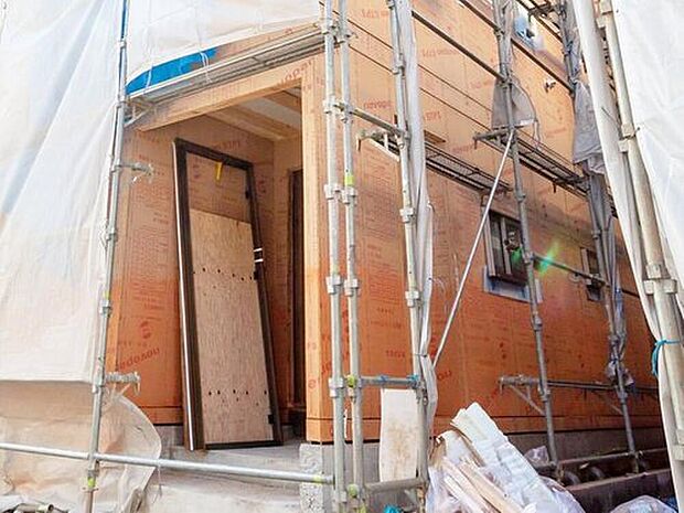 【 地震や台風などの水平力に耐える「耐力壁」】構造用面材には国土交通大臣認定パーチクルボード9ｍｍ厚（大臣認定仕様 FRM-0177）を使用。一般的には2.5倍の壁倍率も、2.9倍に設定しています。

