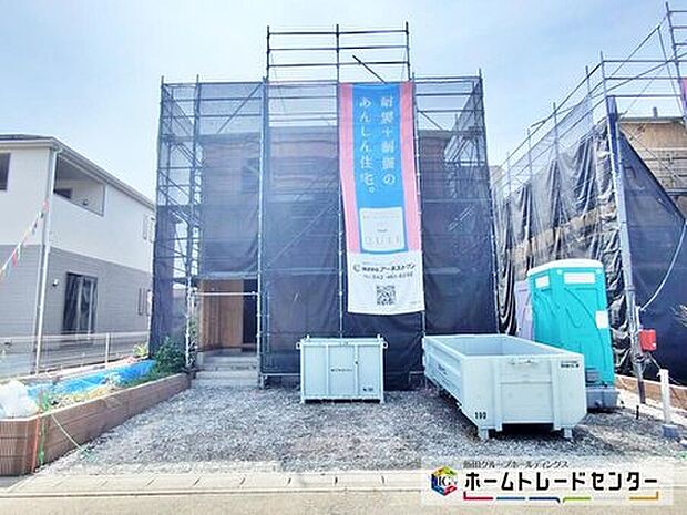 【現地外観写真】【2026年6月撮影】洗練されたデザインのお洒落なお住まい♪四季の移り変わりを感じられる贅沢な空間。緑の潤いを感じられる環境でホッと生活できそうです。