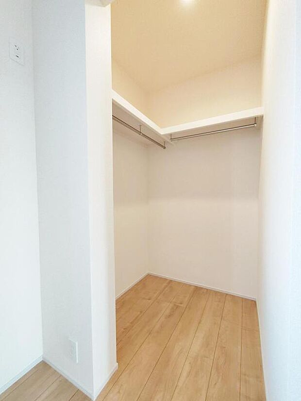 【収納】◆2号棟◆
とっておきのお洋服も探しやすいウォークインクローゼット！
たっぷり収納で、衣替えも楽々です。