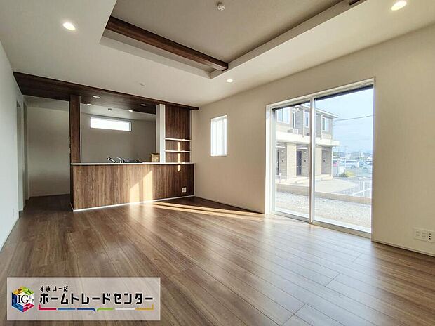 【リビング】人気の対面式キッチン。お食事の準備をしながらでもご家族とのコミュニケーションを楽しめます♪ぜひご見学の際にはキッチンに立ち、生活をイメージしてください。