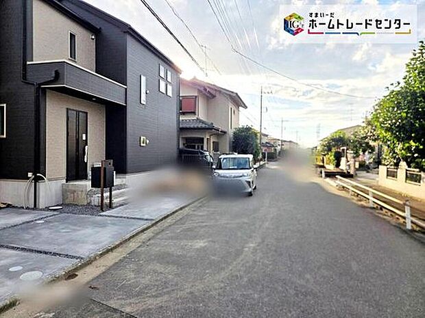 【前面道路含む現地写真】閑静な住宅街は落ち着いた新生活を送るのにぴったりです♪前道が6mあるので、車庫入れが苦手な方でも安心して入れられます♪