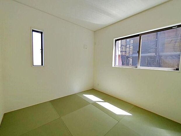 【リビング以外の居室】和室☆南からの陽光たっぷり降りそそぐ明るいお住まいです。どのお部屋も、採光良好な風通しの良い快適な空間となっております。