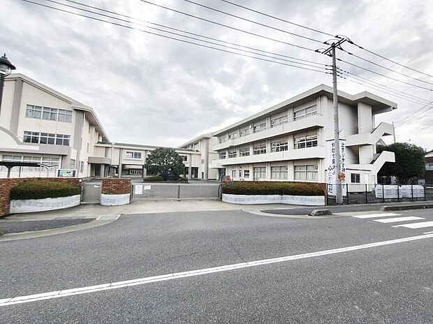 加須市立大利根中学校(約900m)