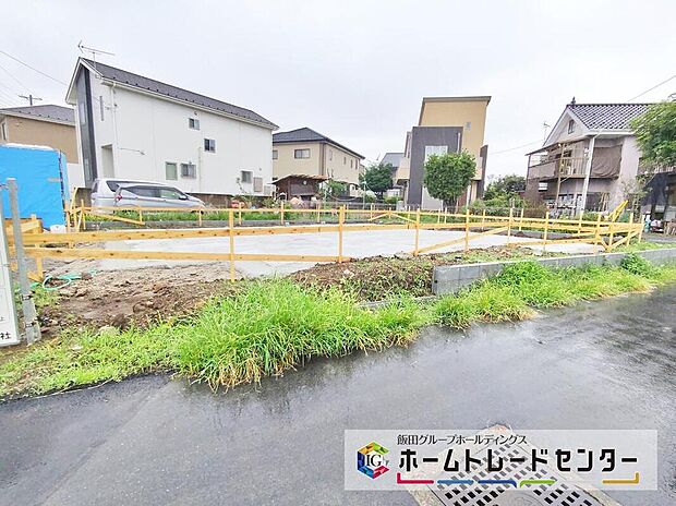 【前面道路含む現地写真】お気軽にホームトレードセンターまでお問い合わせください。 閑静な街並みの分譲地を是非現地にてご覧ください。 近隣の物件も併せてご紹介することも可能です。