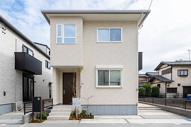 【外観】■5号地外観太陽光発電システムを備えています。玄関アプローチには植栽を備えており、日々の生活の中で季節の移ろいを感じていただけます。敷地内には屋外水栓を設置しているため水やりもスムーズ。