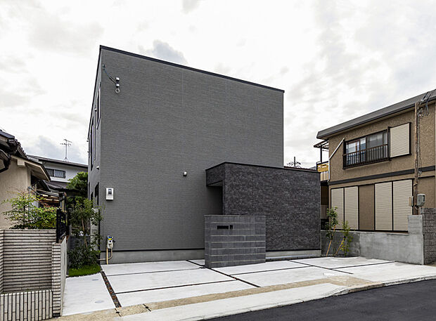 2025年8月に完成したダークグレーの外壁が印象的なシンプルモダン邸宅の新築戸建てです。整えられた外構とゆとりある敷地が、上質さと落ち着きを感じさせます。