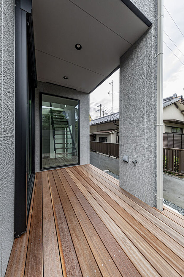 【ウッドデッキ】木の温もりが心地よいウッドデッキは、屋外でのくつろぎを楽しむ特別な場所。ほどよく囲われた設計により視線を気にせず過ごせ、家族の第二の憩いスペースとして活躍します。室内とは大きな窓でつながり、明るさと抜け感を住まいにもたらす点も魅力。日々の生活に“余白”を与える贅沢なスペースです。
