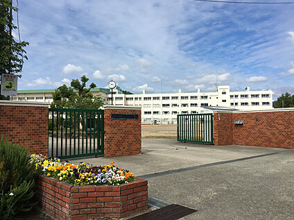 川西市立緑台中学校 約2,200ｍ(徒歩約28分)