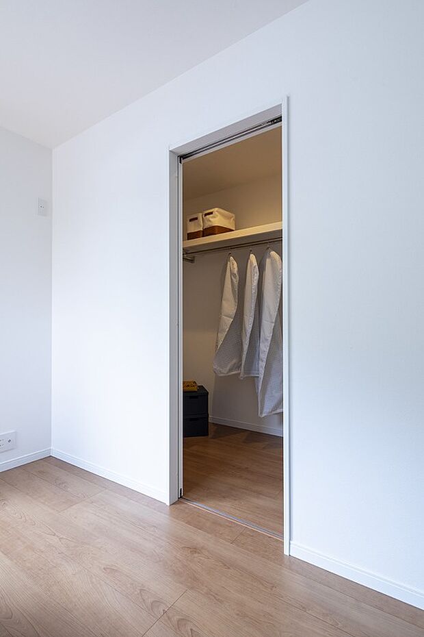 【内観建物プラン例】豊富な収納力のあるクローゼット。普段からよく使う掃除機から季節の家電など収納できます。