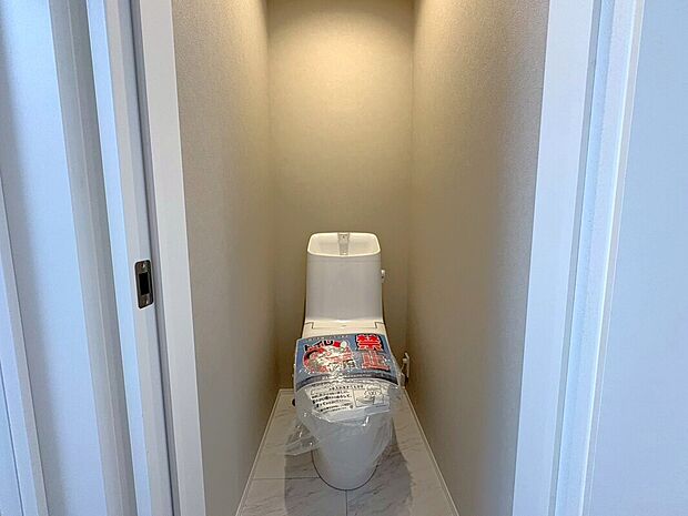 【内観写真】白を基調とした清潔感あふれる新しいトイレ空間。温水洗浄便座付きで快適な使い心地をお約束。