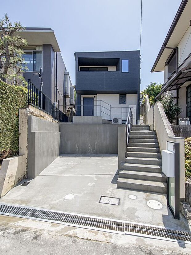 【外観】大阪モノレール「阪大病院前」徒歩約11分。小学校まで徒歩5分圏内とお子様の通学も安心です♪