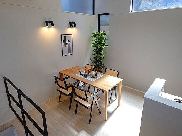 【ダイニング】開放感とデザイン性が融合した明るいダイニング。たっぷりの陽光が心地よく、日々の暮らしに活力を与えます。スタイリッシュな空間で、家族との会話が弾む素敵な毎日をどうぞ！