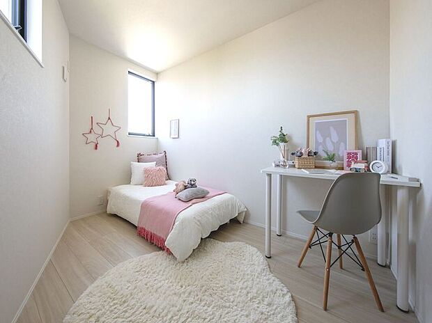 【リビング以外の居室】自分だけの居心地良い空間。勉強机とベッドが効率よく配置され、集中できる環境を確保。優しい色使いが心を落ち着かせ、充実した毎日を育みます。プライベートな時間を大切にできるお部屋ですね。