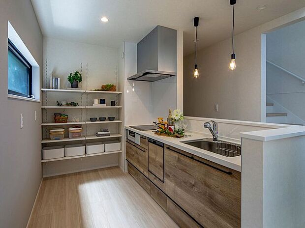 【キッチン】窓から光が差し込む大容量のオープン棚収納は、使いやすさ抜群の家事ラク設計！食材や食器、調理器具まで美しく整理整頓でき、毎日のお料理がもっと楽しくなる、心地よいキッチンです。