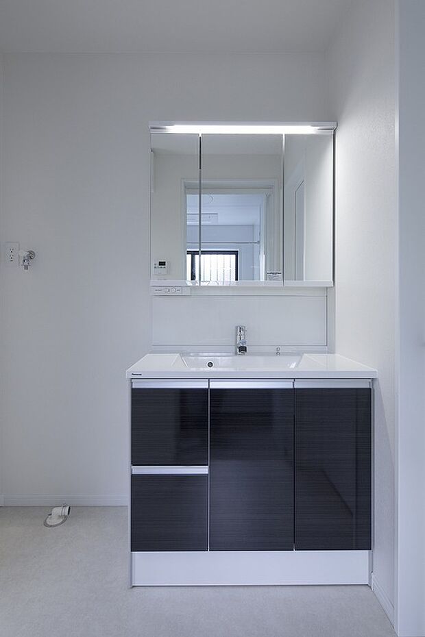 【2号地同仕様内観】ゆとりの洗面スペースで朝の身支度もスムーズに
三面鏡裏にはご家族それぞれの洗面用品がすっきり片付く収納スペース付きです。