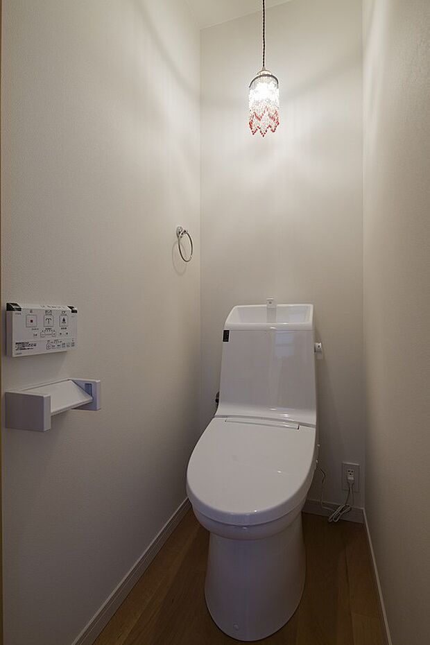 【1号地同仕様内観】ウォシュレット付きの高機能トイレ。
各階それぞれにトイレを設けておりますので、夜中や朝などの忙しい時間帯にも使い勝手が良く、便利です。