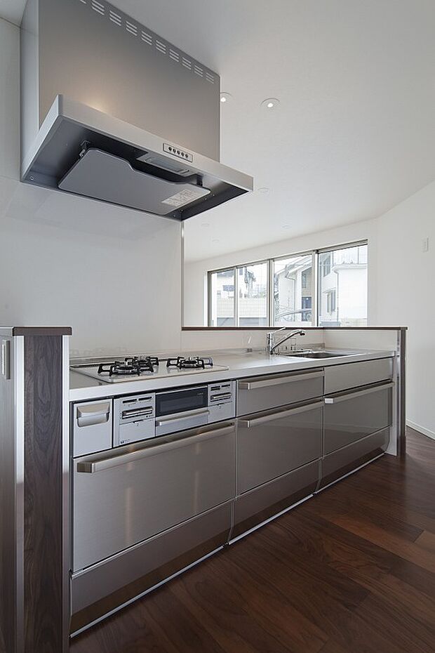 【建物プラン例(内観写真)】【1号地同仕様写真】
ご家族と会話をしながらのお料理は楽しいですね♪出来上がった料理をお子さんが運ぶなどお手伝い時間も増えそう!