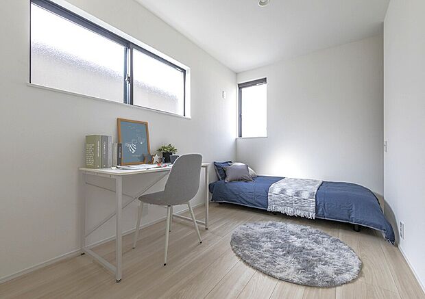 【1号地内観】約5.2帖の居室。
真っ白な壁と明るい床が魅力の広々空間。どんなインテリアも引き立てるシンプルなデザインは、あなたの個性を最大限に表現。たっぷり収納できるクローゼットと棚で、すっきり快適な毎日を。