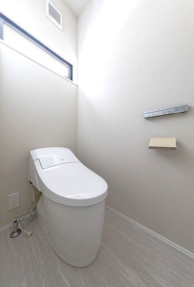 【トイレ】清潔感あふれる最新式トイレ。温水洗浄便座で毎日快適！手洗い付きで節水にも貢献、エコで衛生的な暮らしを叶えます。お客様もきっと気持ちよく使える自慢の空間です。