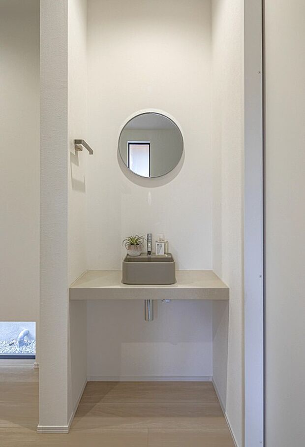 【洗面】独立した洗面台で帰宅後の手洗いもスムーズ、いつも清潔を保ち安心が続きます。